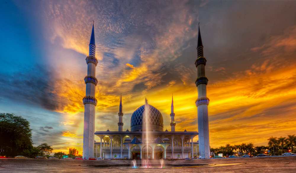 shah alam mosque sunset hdr2 Une mosquée bleue en or