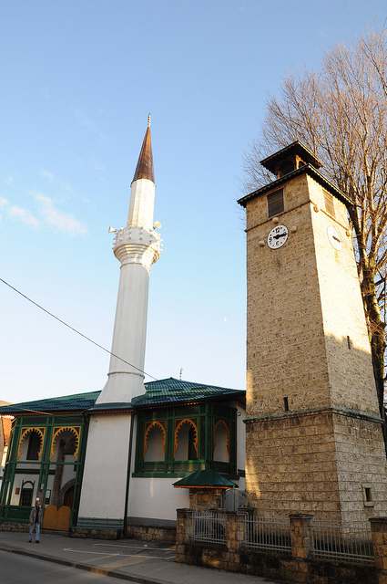 mosquee et minaret à travnik en bosnie