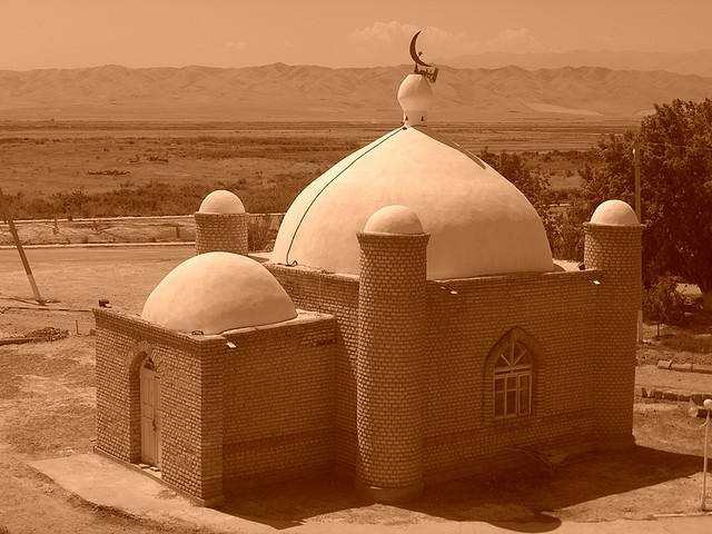 petite mosquée avec deux dômes dans le desert du turkmenistan