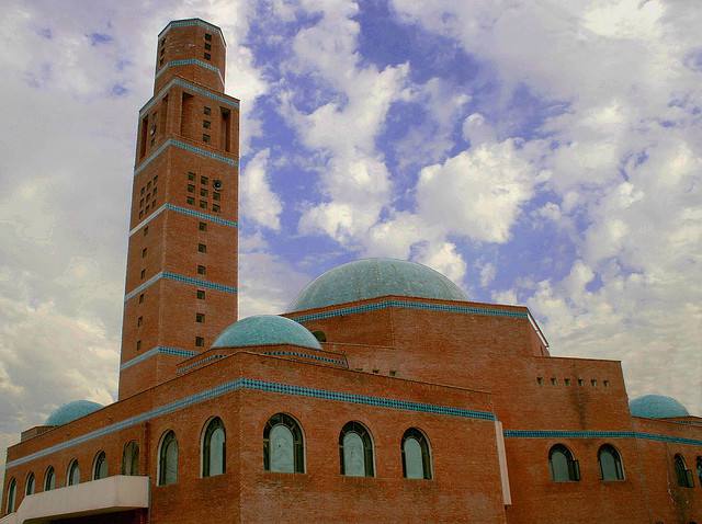Mosquée D'islamabad avec un minaret et un dôme
