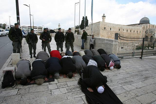 Palestiens pres de la mosquée Al aqsa pour la priere