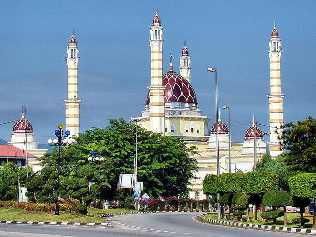 Grande mosquée avec quatre minarets à Terengganu en Malaisie