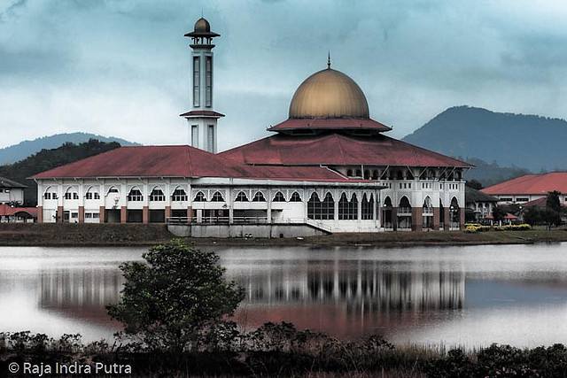 Grande mosquée en Malaysie prés d'un lac