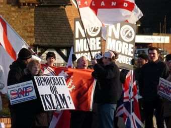 Manifestation contre la mosquée de Bletchley