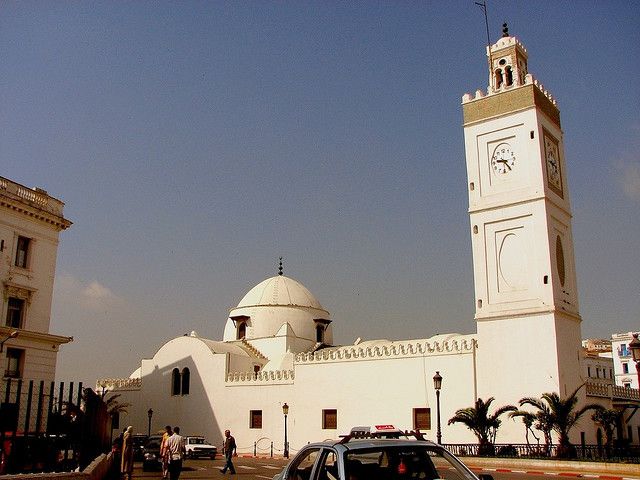 Mosquée à Alger en Algérie, minaret horloge