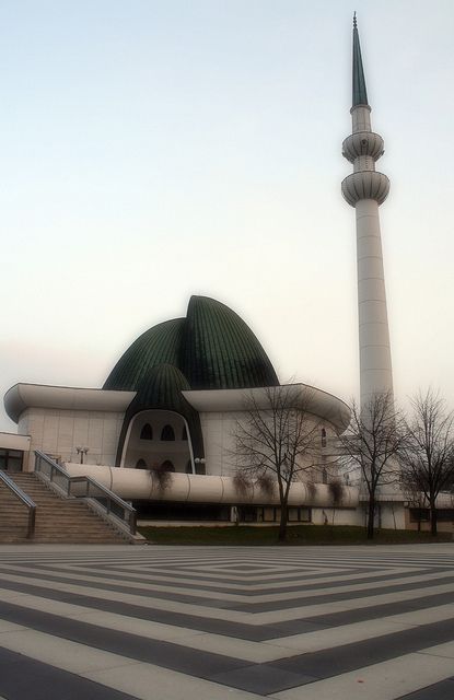 Mosquée Zagreb en Croatie avec un minaret et un double dômes