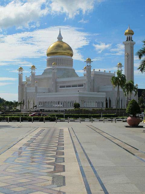 La mosquée Sultan Omar Ali Saifuddin avec un dôme doré