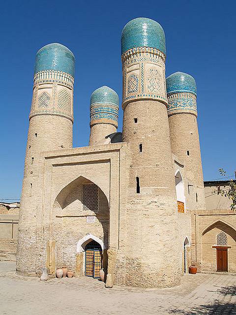 Mosquée Uzbekistan avec quatre minarets