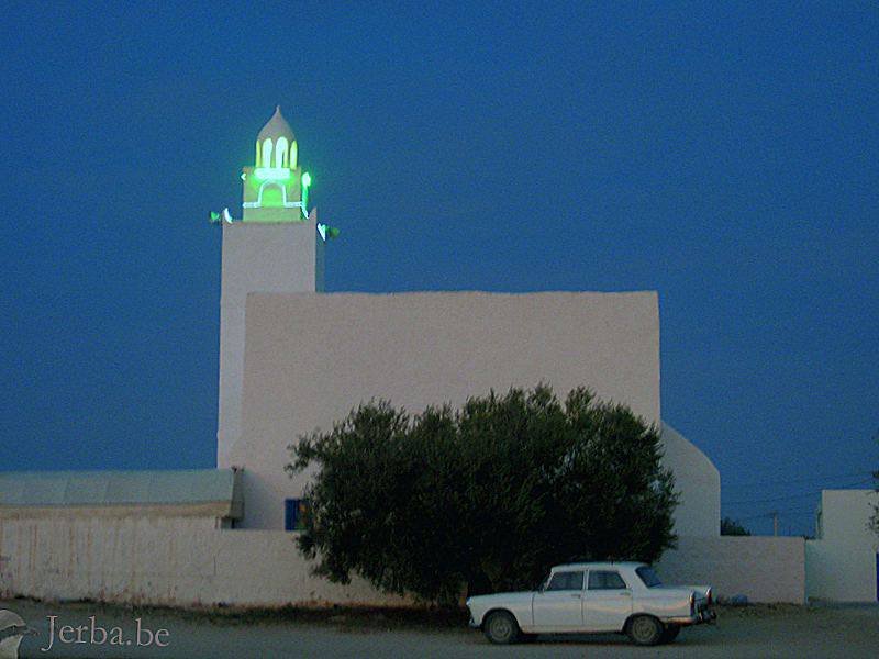 Mosquée à Djerba avec un minaret illuminé