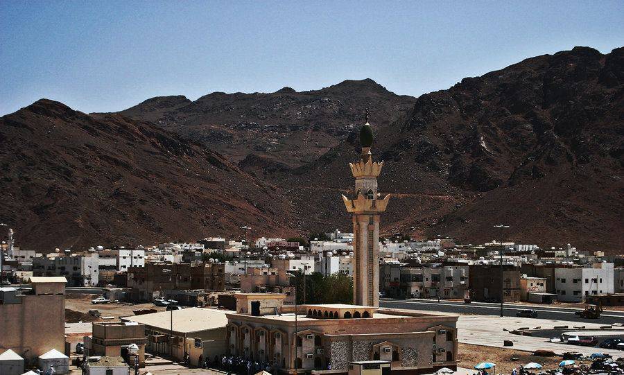 Une mosquée au pied d'une la montagne Uhud près de Medine