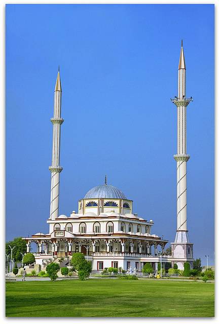 Une mosquée avec deux minarets au Pakistan