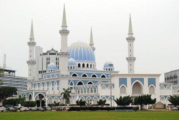 La très belle mosquée à Pahang en Malaisie