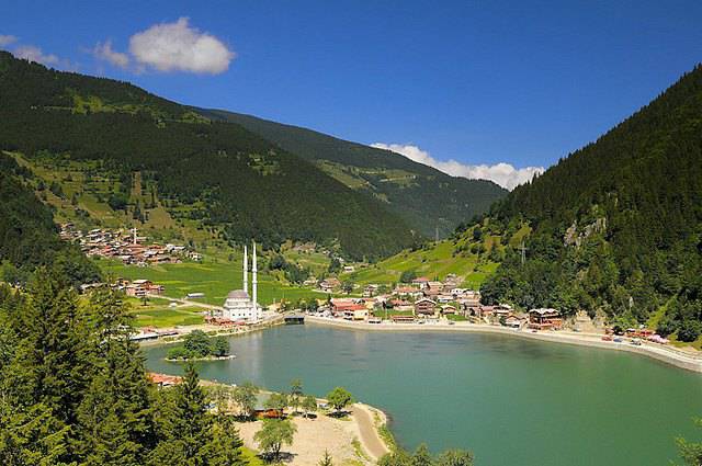 Mosquée près du lac Uzungol en Turquie