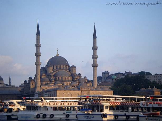 La jolie mosquée d'Eminonu à Istanbul