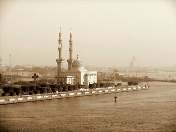 Une mosquée au bord de l'eau en Egypte
