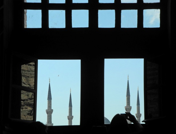 Mosquée Bleue à travers une fenêtre