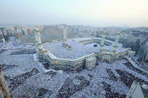 La grande mosquée de la Mecque noire de monde