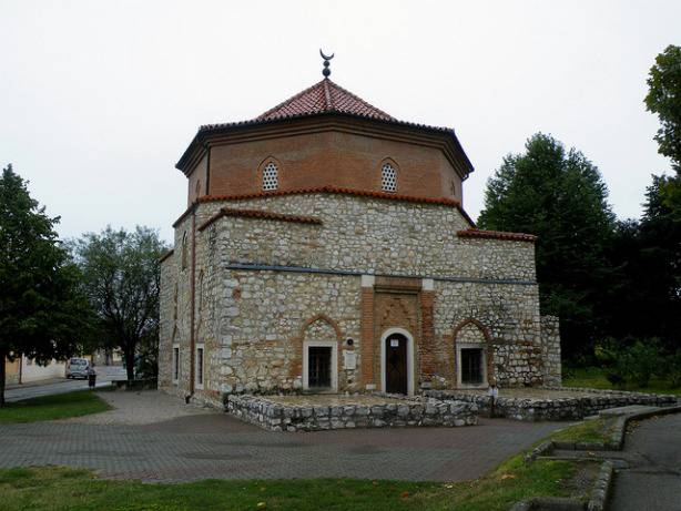 Vue extérieur de la mosquée Malkoc Bey en Hongrie