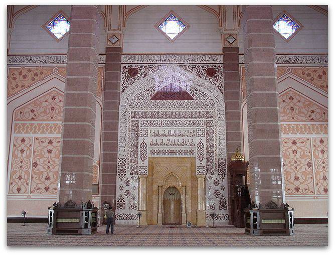 Un imposant Mihrab dans une mosquée en Malaisie