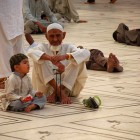 attendant l'Iftar à la mosquée Lahore