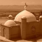 petite mosquée avec deux dômes dans le desert du turkmenistan