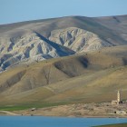 Mosquée au bord d'un lac entre meknes et fes au Maroc