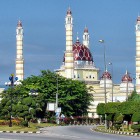 Grande mosquée avec quatre minarets à Terengganu en Malaisie
