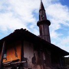 Mosquée en Bois avec un minaret