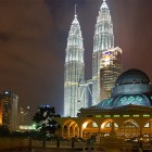 La mosquée As-Syakirin devant les tours petronas