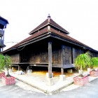 Mosquée en bois à forme pyramidale en malaisie