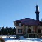 Mosquée en Turquie avec minaret dans une zone enneigée