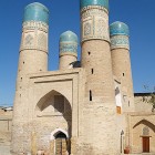 Mosquée Uzbekistan avec quatre minarets