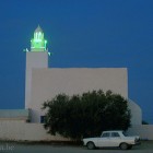 Mosquée à Djerba avec un minaret illuminé