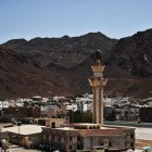 Une mosquée au pied d'une la montagne Uhud près de Medine
