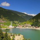 Mosquée près du lac Uzungol en Turquie