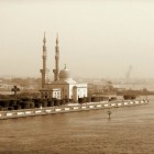 Une mosquée au bord de l'eau en Egypte
