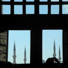 Mosquée Bleue à travers une fenêtre