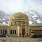 Une mosquée en Azebaijan face au Montagne