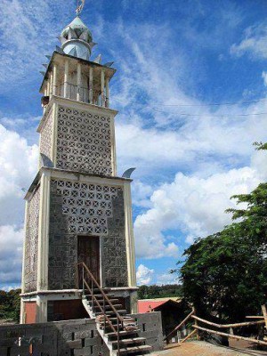 mosquee mayotte Tsingoni minaret 300x400 Tsingoni, berceau de l’Islam mahorais